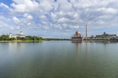 Putra Camii, Putrajaya 'da dans eden bulutlu güzel mavi gökyüzünün görüntüsü. Pan