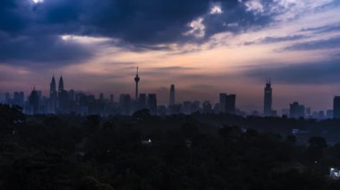 Changkat Tunku, Kuala Lumpur 'dan güzel bir manzara, Kuala Lumpur' un başkentinin binaları ve simgesi sabah güneşinin doğuşu manzarası, hızlandırılmış hareket görüntüleri.