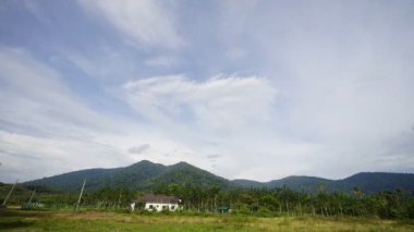 Cumulonimbus bulutunun zaman akışı gökyüzü üzerinde, dağ ön planda..