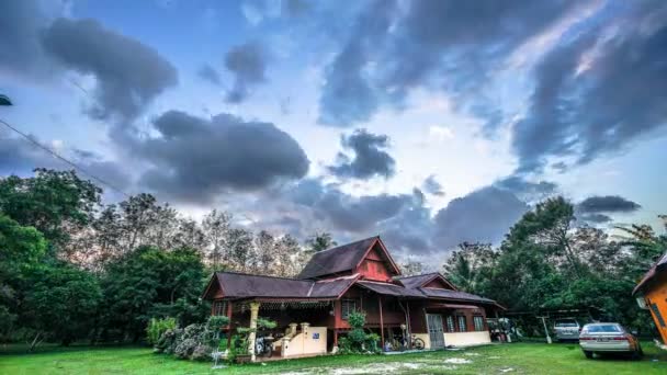Временной Промежуток Кучевого Облака Над Небом Традиционным Малайским Домом Переднем — стоковое видео