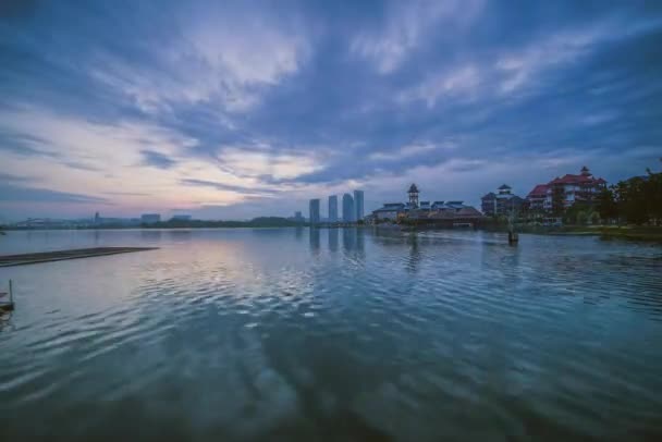 マレーシアのプトラジャヤ州プルマンでの日の出の間 ジェッティの湖畔での時間の経過 — ストック動画