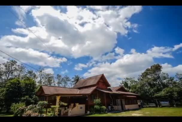 Czas Upływa Cumulonimbus Chmura Nad Niebem Tradycyjnym Malajskim Domu Jako — Wideo stockowe