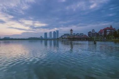 Pullman, Putrajaya, Malezya 'da gün doğumunda Jetty göl kıyısındaki pan zaman atlaması
