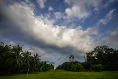 Gökyüzünün üzerindeki Cumulonimbus bulutunun zamanlaması