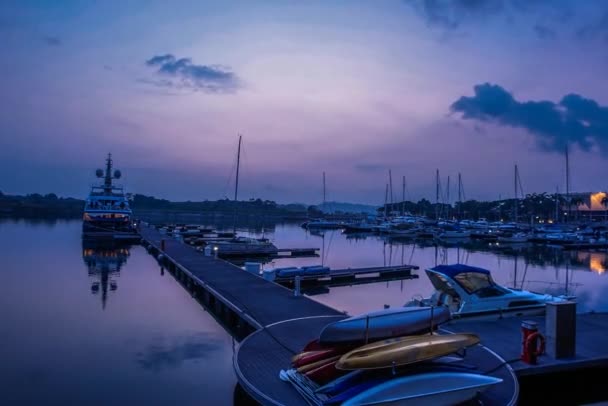 Zeitraffer Eines Wunderschönen Sonnenaufgangs Mit Bewegten Wolken Yachthafen Puteri Harbour — Stockvideo