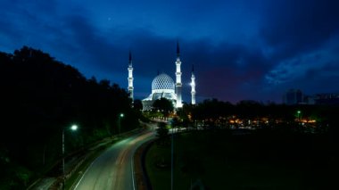 Kuala Lumpur yakınlarındaki Şah Alam, Selangor, Malezya 'daki Abdul Aziz Şah Moschee' de günbatımında zaman aşımı. Malezya 'nın klang vadisinde bir camide gün batımının muhteşem zamanlaması
