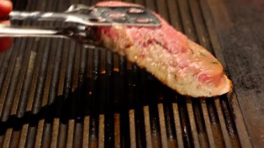 Barbekü, biftek, domuz kanı ile ızgara