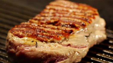 Barbekü, biftek, domuz kanı ile ızgara