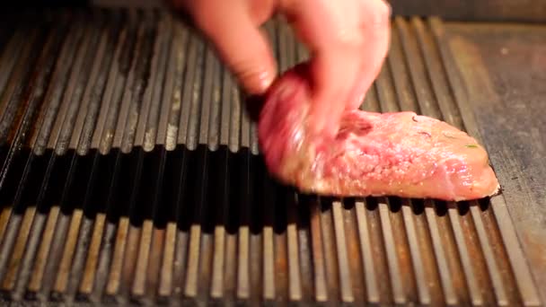 Barbacoa, Parrilla, bistec, cerdo con sangre — Vídeos de Stock