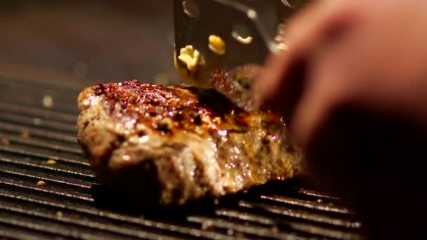 Barbacoa, Parrilla, bistec, cerdo con sangre — Vídeo de stock