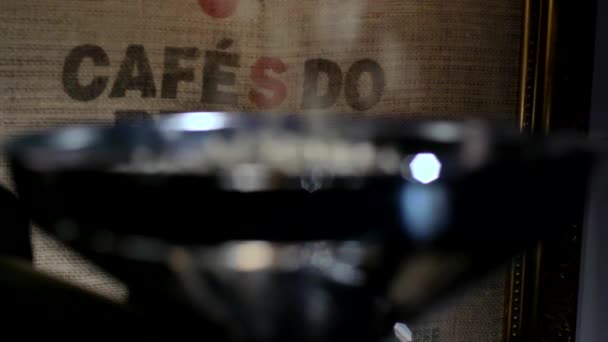 Зеленый кофе обжига падает — стоковое видео