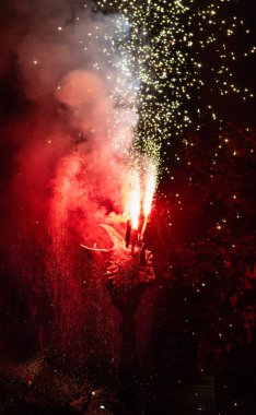 Correfoc 'tan bir Katalan ejderha figürü. Gece vakti sokak festivali sırasında havai fişekler ve kıvılcımlarla birlikte..