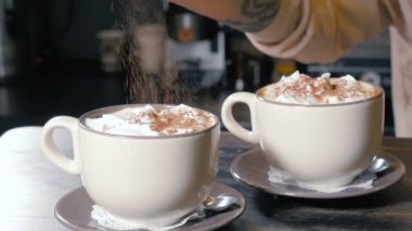Barista kapuçino tarçın ile hazırlar