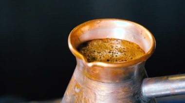 Cezve kahve kaynar