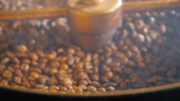 Café torrador feijões closeup lentidão — Vídeo de Stock