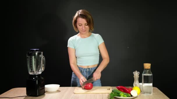 Una giovane donna sta cucinando gazpacho crudo . Filmato Stock