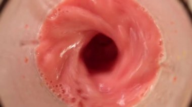 Bir blender domates doğrayın. Blender'ın içinden görüntüleyin. Yakın çekim