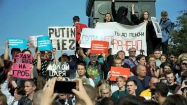 Moskova, Rusya - 09 Eylül 2018: Ralli emeklilik reformu karşı. Kalabalık bağırır: Putin-adalet