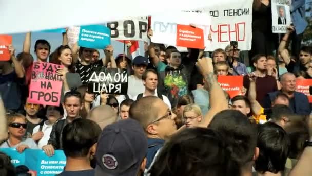 Москва, Російська Федерація - 09 вересня 2018: Мітинг проти пенсійної реформи. Натовпу кричить: Путін є A злодій — стокове відео