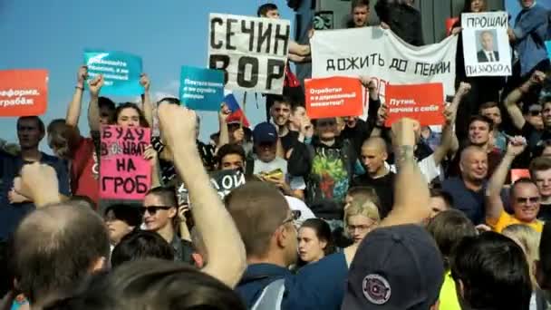 Москва, Російська Федерація - 09 вересня 2018: Мітинг проти пенсійної реформи. Натовпу кричить: влада - для відповіді — стокове відео