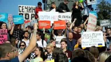 Moskova, Rusya - 09 Eylül 2018: Ralli emeklilik reformu karşı. Kalabalık bağırır: Putin olduğunu A hırsız