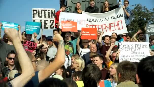 MOSCOW, RÚSSIA - SETEMBRO 09, 2018: Rally Against Pension Reform. A multidão grita: Cansado de PUTIN — Vídeo de Stock