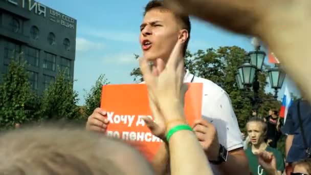 MOSCOW, RUSSIA - SEPTEMBER 09, 2018: Rally Against Pension Reform. A man from the crowd shouts: DOWN WITH THE KING — Stock Video