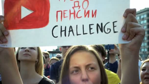 MOSCOW, RUSSIA - SEPTEMBER 09, 2018: Rally Against Pension Reform. A girl from the crowd shouts: ONE, TWO, THREE, PUTIN LEAVE — Stock Video