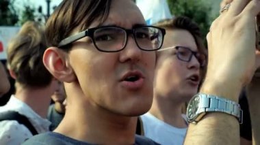 Moskova, Rusya - 09 Eylül 2018: Ralli emeklilik reformu karşı. Bir adamdan kalabalık bağırır: dan emeklilik kapalı eller