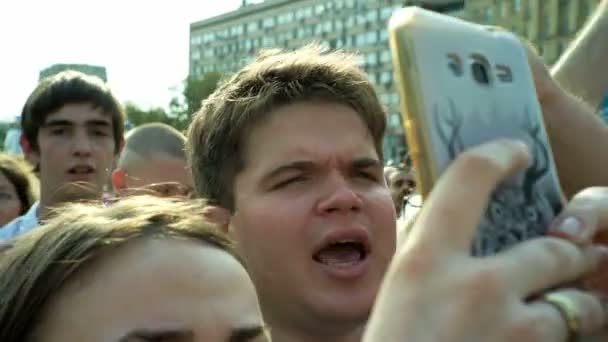 Moskva, Ryssland - 09 September 2018: Rally mot pensionsreformen. Publiken ropar: Detta är inte Reform, detta är rån — Stockvideo