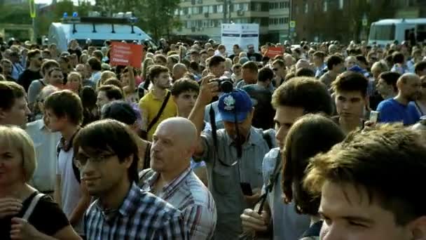Moskva, Ryssland - 09 September 2018: Rally mot pensionsreformen. Folkmassan runt rallyt skingrar. — Stockvideo