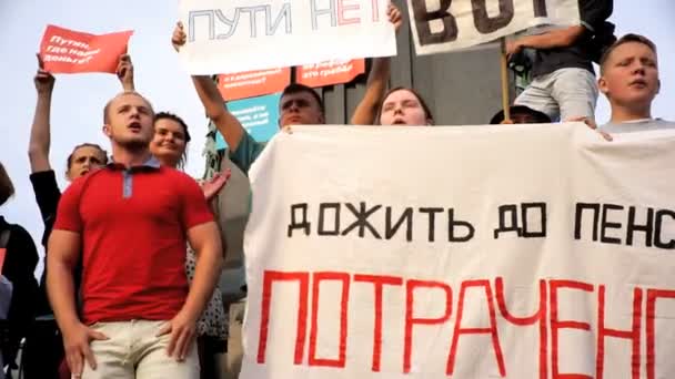 MOSCOU, RUSSIE - 09 SEPTEMBRE 2018 : Rassemblement contre la réforme des pensions. La foule crie : "PUTIN EST UN THIEF" — Video