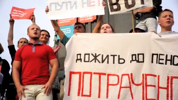 MOSCOW, RUSSIA - SEPTEMBER 09, 2018: Rally Against Pension Reform. The crowd shouts: PUTIN IS A THIEF — Stock Video