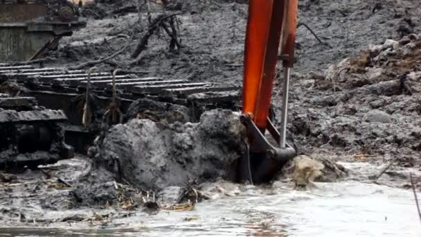 一桶很大的挖掘机从河底得到土壤 通道的清洁和深化 — 图库视频影像