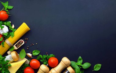 Gıda arka plan. Yemek pişirmek için çeşitli lezzetli taze malzemelerle gıda kavramı. İtalyan gıda maddeleri. Yat-.