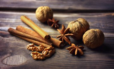 Yıldız anason baharat meyve ve tohumlar ahşap arka plan üzerinde. Anason yıldızlı tohumlar ahşap arka plan üzerinde. Aromatik madde. Makro yakın çekim. Tonlu görüntü. Sığ derinlik-in tarla. Mutfak aletleri. Noel kokular. Konfor.