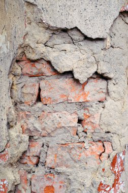 Bir grungy kırmızı tuğla duvar doku arka plan. renkli terk edilmiş grunge tuğla sıva duvar arka plan kırık. Çatlaklar, scrapes. Eski çöken tuğla duvar. Eski bina. Eski tuğla duvar doku arka plan.