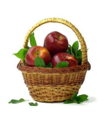 Hasır sepet içinde sulu olgun elma. Yakın çekim. Beyaz arka plan üzerinde izole. Satılık.