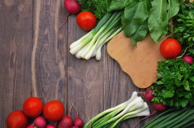 Taze sebze yakın çekim, düz yatıyordu. Taze sebze domates, turp, maydanoz, ıspanak, kişniş, kuzukulağı, yeşil soğan ve dereotu ile ürün yelpazesine. Renkli sebze arka plan. Gıda kavramı.