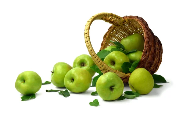 Cesta Manzanas Esparcidas Sobre Fondo Blanco Aislado Frutas Orgánicas Jardinería — Foto de Stock