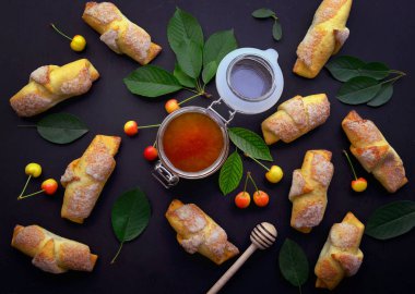 Taze kruvasanlar, kiraz, tarçın bal ile. Mutfak backgrou