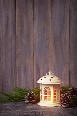 ışık şenlikli Oda sıcak aydınlatma arifesinde Noel ağacı altında akşam içinde. metin için yer. mutlu Noeller. Yeni Yılınız Kutlu Olsun. Eski püskü ahşap arka plan. Bir Noel ağacı arka plan üzerinde yanan bir mum ile Noel beyaz fener.