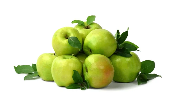 Una Pila Manzanas Fragantes Maduras Con Hojas Sobre Fondo Blanco — Foto de Stock