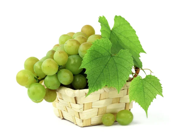 在木制篮子里的各种成熟的葡萄 被隔离在白色 感恩节 — 图库照片