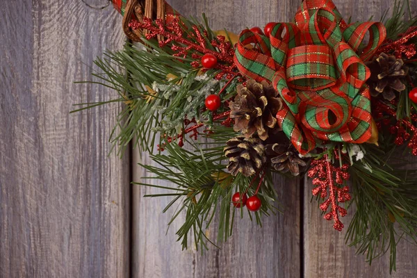 Grinalda Artesanal Natal Uma Porta Madeira Espera Feriado Tradições Fundo — Fotografia de Stock