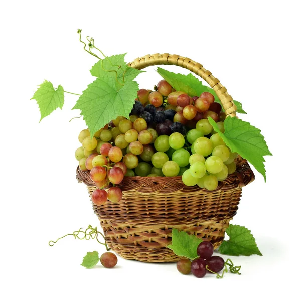 Une Variété Raisins Mûrs Dans Panier Bois Isolé Sur Blanc — Photo