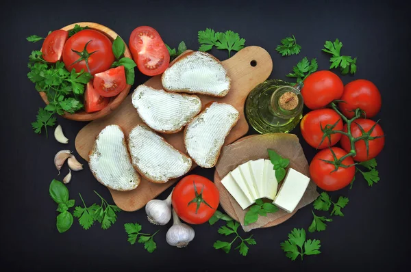 Вкусная Здоровая Еда Сэндвичи Сыром Помидорами Зеленью Помидоры Органические Продукты — стоковое фото