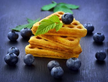 Sağlıklı kahvaltı. Karanlık bir arka plan üzerinde taze yaban mersini ile Belçika Waffle.