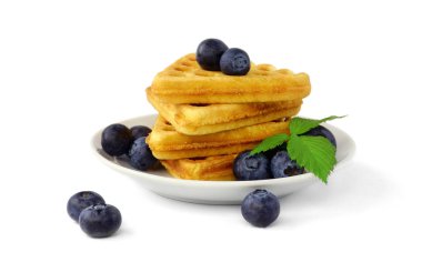 Yaban mersini ile waffle. Tatlı Belçika Waffle. Taze yaban mersini. Beyaz izole.