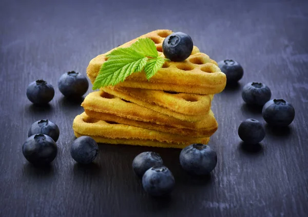 Yaban mersini ile waffle. Güzel kokulu tatlı. Gıda koyu arka plan üzerinde. Yakın çekim.